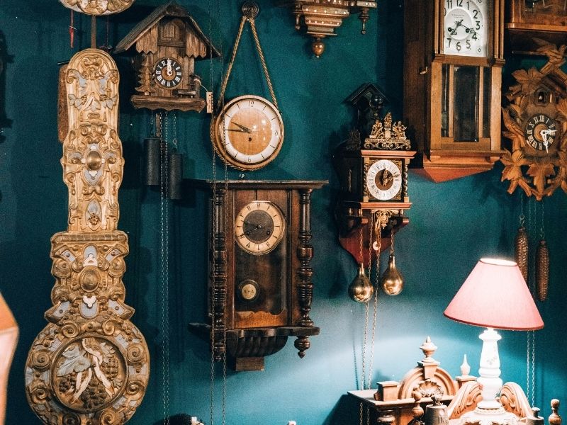 Restore edilmiş ahşap kasa antika gramofon ve taş plak