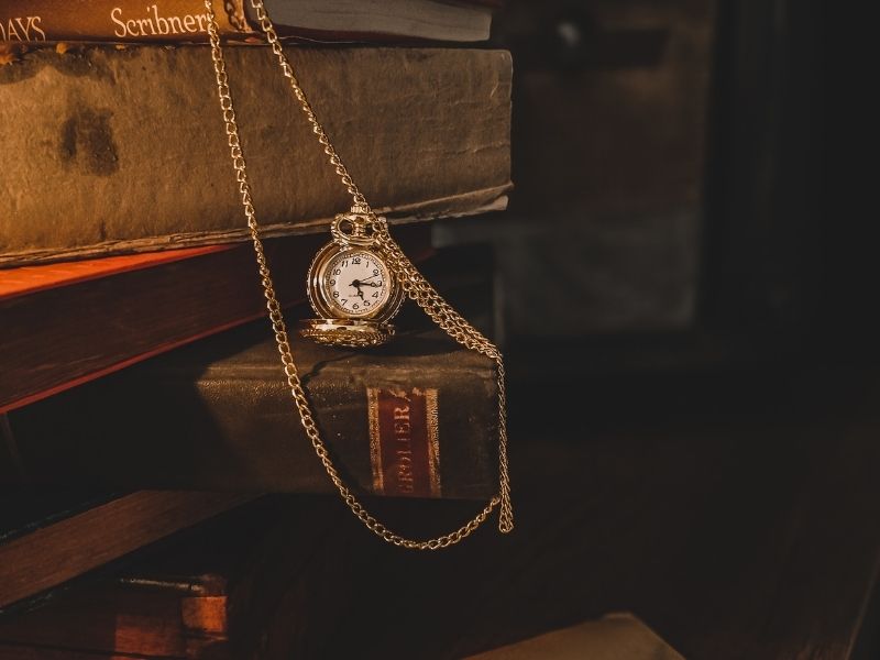 Orijinal vintage daktilo ve koleksiyonluk eski kitaplar